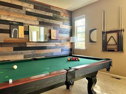 Castle Rock House | Large 5BR 4,5Bath Retreat - Gym - Games - Office - I-25