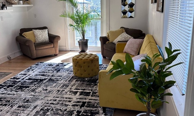 Northwest Philadelphia House | Large 6-bdrm Twin in Historic Germantown