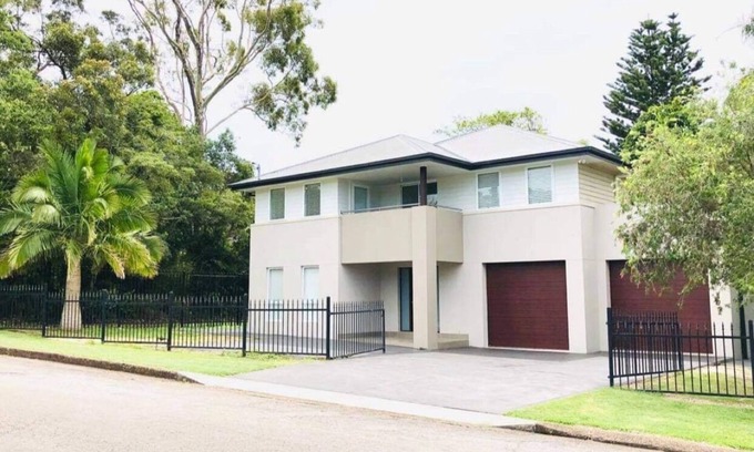 Salamander Bay House | Large 6 bed home, walk to water, restaurants, pub, club, coffee, use of kayaks.