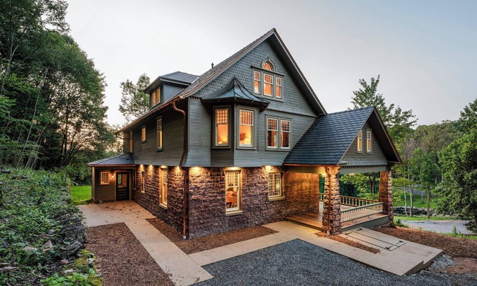 Sinking Spring House | Large 6 bedroom, 6.5 bath restored Victorian home at Indiandale Springs