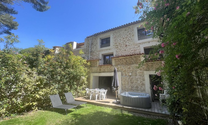 Lattes Apartment | Large air-conditioned F4, heated jacuzzi, gym, 10 min from train stations, airport and beaches.