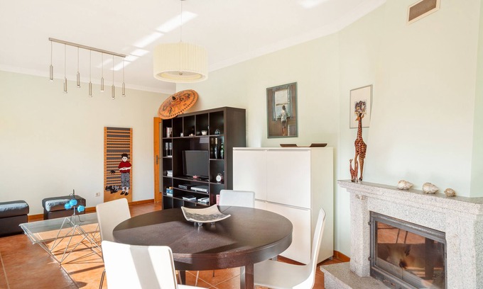 Madalena Apartment | Large and Bright Apartment near the Beach