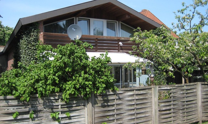 Sankt Michaelisdonn House | large apartment near the North Sea with conservatory, fireplace, sauna