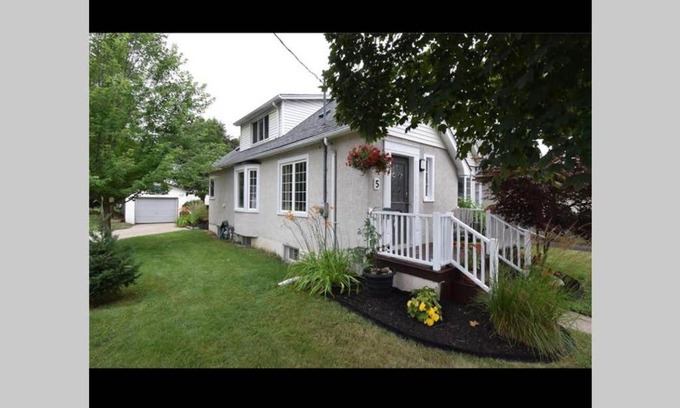 St. Catharines House | Large Apartment in the Heart of Niagara