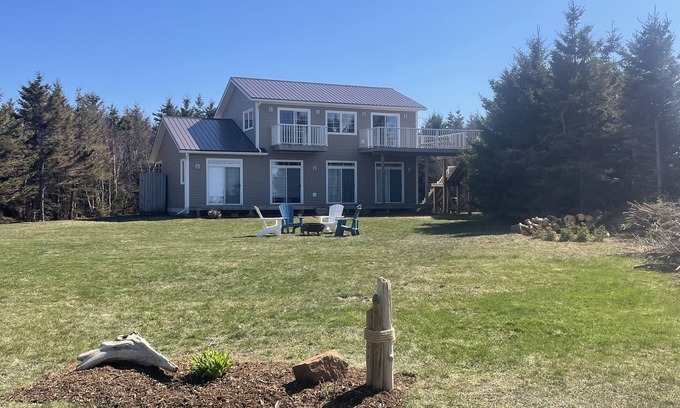 Darnley House | Large beach house with cottage feel, with ocean views and steps from sandy beach