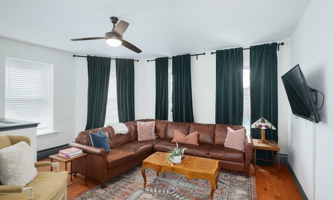 Roxborough-Manayunk Apartment | Large Bi-Level in Manayunk – Prime Location!
