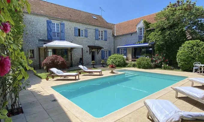Echilleuses House | Large, cosy house -charm, comfort and swimming pool- 95 kms from Paris