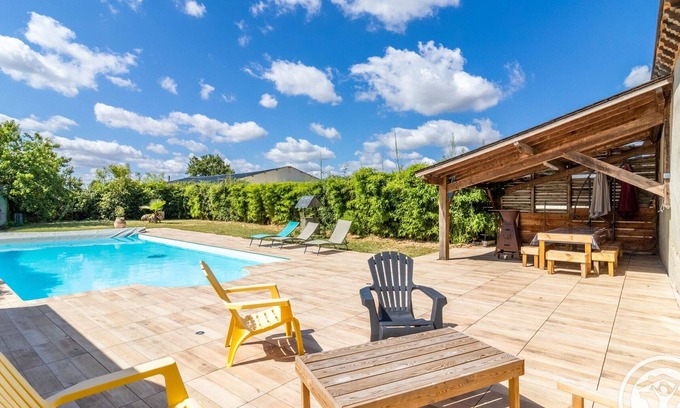 Marans Cottage | Large country house with pool and air conditioning