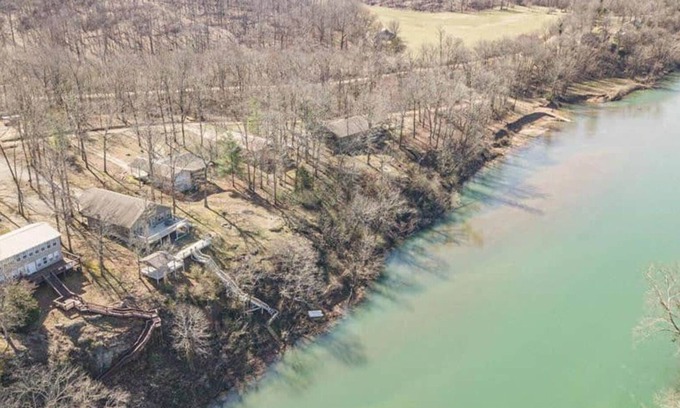 Doniphan House | Large Current River Getaway in Doniphan, MO! Hot Tub!