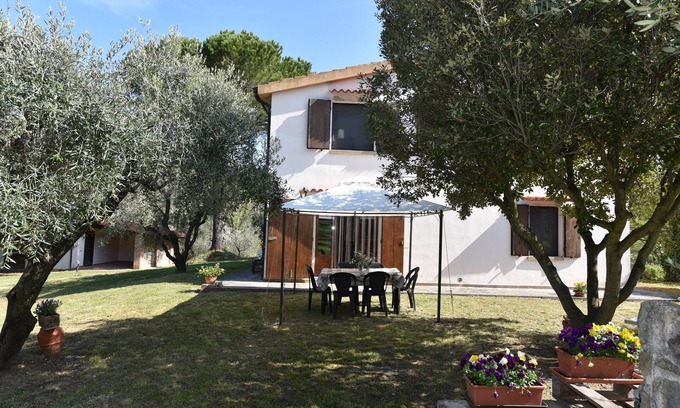 Montescudaio House | large detached house with garden in the vicinity of the village, pets welcome