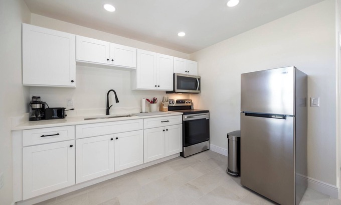 Fellowship House | Large efficiency with WiFi, AC, W/D less than 1 minute from WEC!