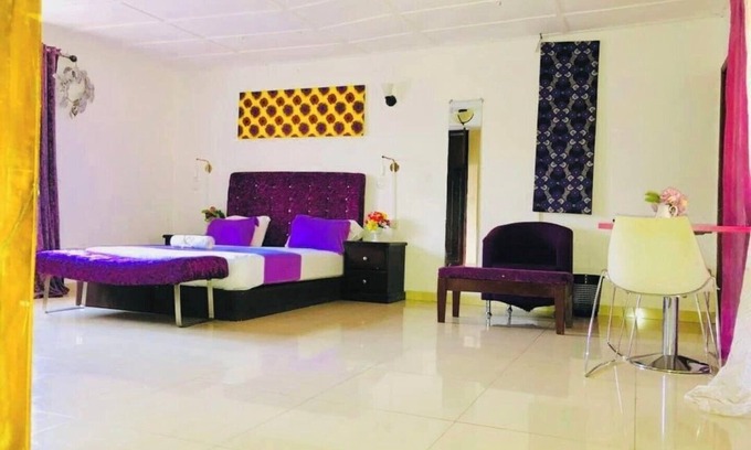 Freetown Bed & Breakfast | Large ensuite king room , Excellence water system, Solar, generator, WIFI, B&B