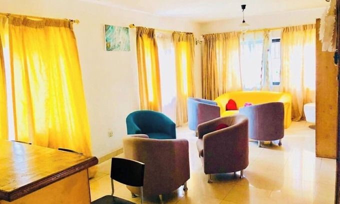 Freetown Bed & Breakfast | Large ensuite king room , Excellence water system, Solar, generator, WIFI, B&B