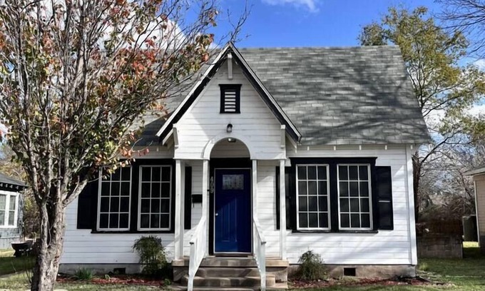 Gatesville House | Large fenced yard near town square (Starlink WiFi), Charming bungalow with fenced yard and Starlink