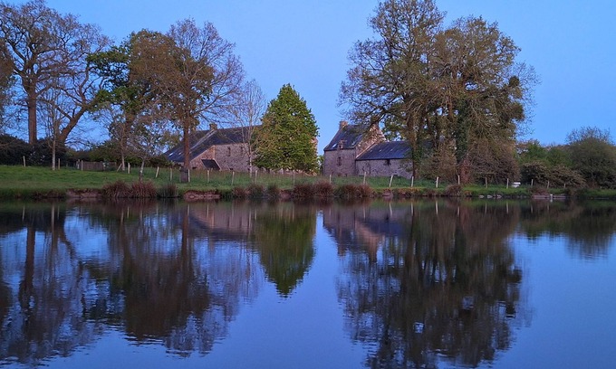 La Vraie-Croix House | Large gîte 15 pers. with private pond, nature & quiet 20 min from Morbihan beaches