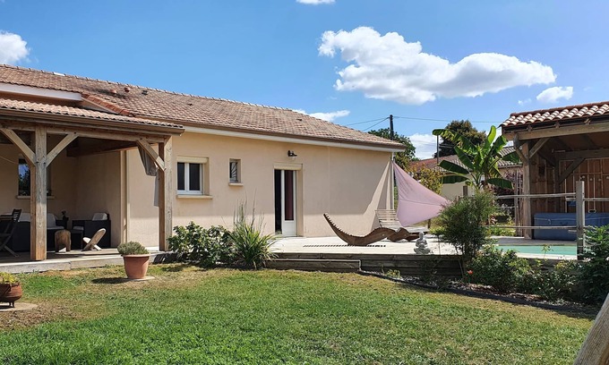 Veyrines-de-Vergt House | Large gîte with swimming pool
