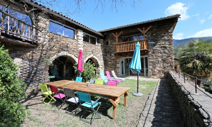 Beaumont House | Large gîte with character, nature, close to river swimming