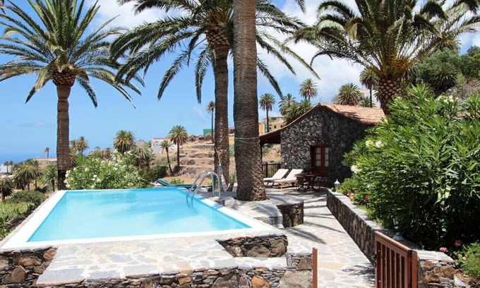 Alojera House | Large holiday house with pool and in a secluded location