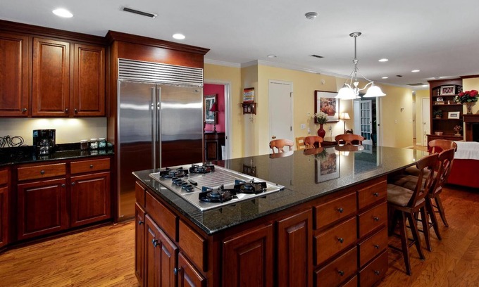 Dothan House | ★ Large Home ★ Centrally Located - Charming Stay