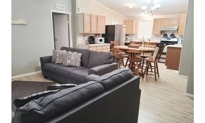 Blythe House | Large Home- Near Quartzsite and Colorado River