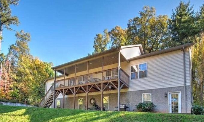 Weaverville House | Large home with country front porch 10 mins to Asheville, Buncombe County