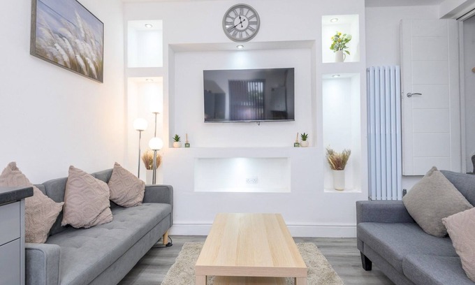 Harehills House | Large & Homely Retreat in Leeds | Pass the Keys