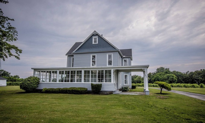North East Other | Large Lakeside Farmhouse Vineyard Escape in the heart of wine country!