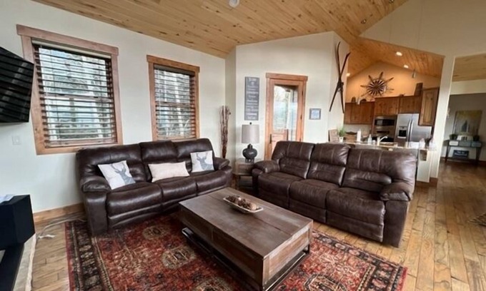 Dillon House | LARGE LUXURY 4 BR LAKE DILLON HOME WALK TO MARINA!