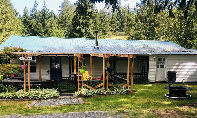 Regional District of Nanaimo Cottage | Large one bedroom rancher on 5 acres