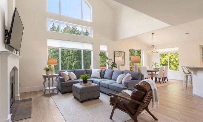 Arlington House | Large Open Home on Golf Course with Chef's Kitchen