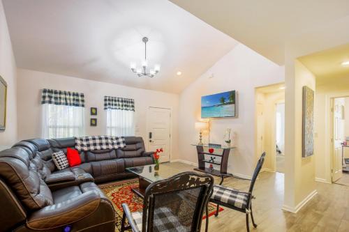 Harlandale Villa | Large Open Rooms in Spacious 4-BR 3-BA Oasis