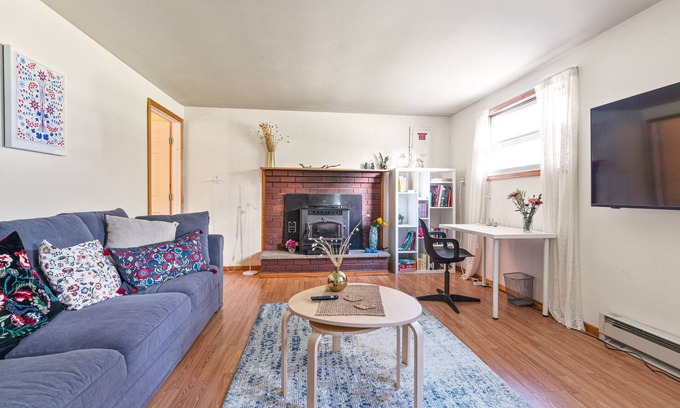 Town of Lloyd Apartment | Large Private Apt w King bed near New Paltz