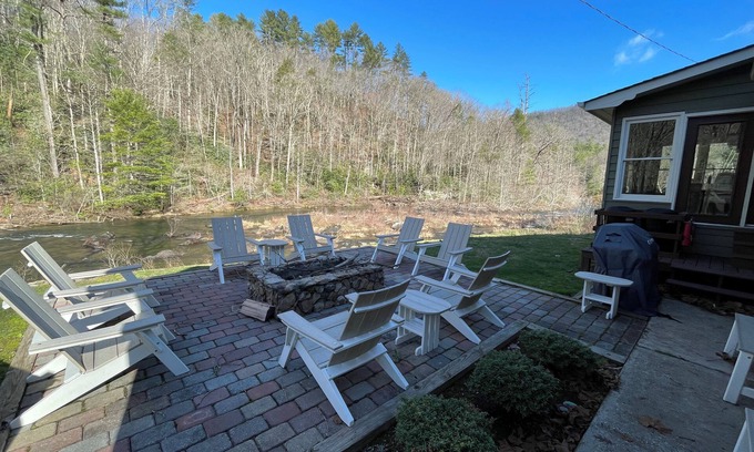 Robbinsville House | Large Recently Renovated Home on the Amazing Cheoah River: 8 miles to the Dragon