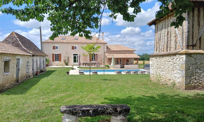 Castillonnes Villa | Large renovated air-conditioned gîte in the countryside with heated swimming pool 6 bdrms 15p