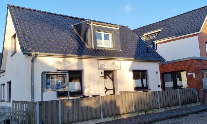 Borkum Apartment | Large, spacious double room Brüder Barbarossa on the upper floor