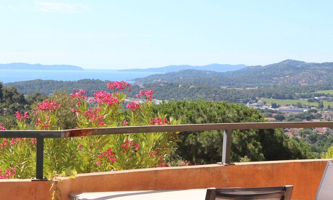 Bormes-Les-Mimosas Apartment | Large Studio N 7 facing the sea