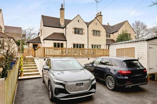 Winchcombe House | Large Stylish House-2 Parking Spaces-Garden-Fire