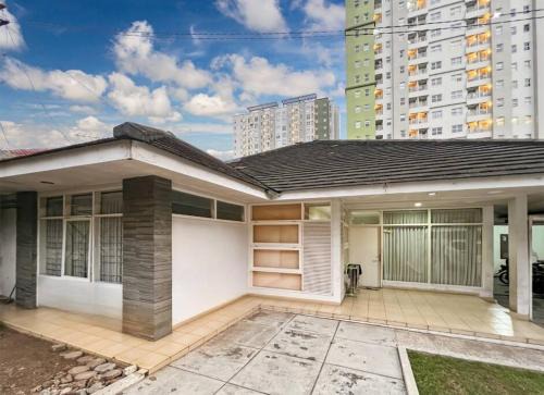 Bandung Villa | Large Villa 3BR Cieumbuleuit near PVJ & Cihamplas by 2ndHome