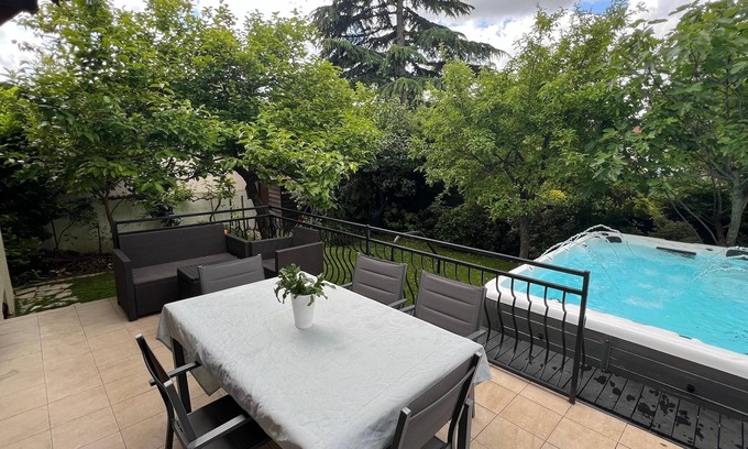 L'Hay-les-Roses House | Large Villa with 10m² Spa