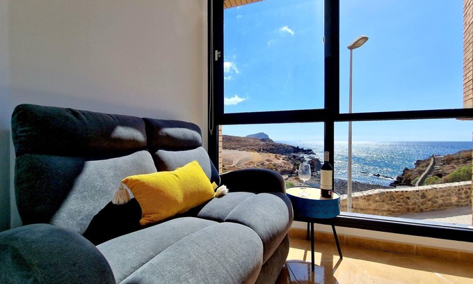 Los Abrigos Apartment | Las Rocas by the Ocean, Wifi and Sea View