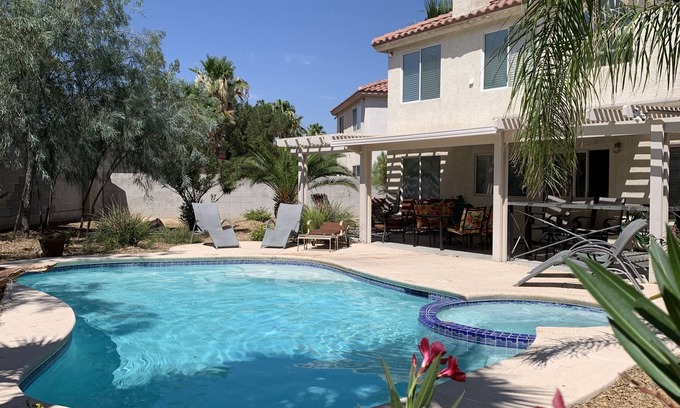 Sovana House | Las Vegas Luxury 4 BR house with the pool. 10 min drive from the Strip.