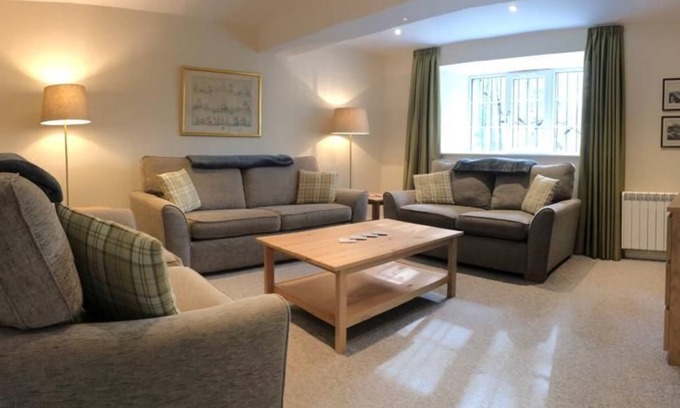 Biggar Cottage | Lategillan Cottage - a cottage that sleeps 8 guests in 3 bedrooms