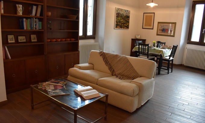 Oltrarno Apartment | Laura's House is a large bright space just 900 m. from the Boboli Gardens.