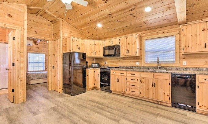 Laurelville Cabin | Laurelville Cabin < 11 Mi to Old Man's Cave!