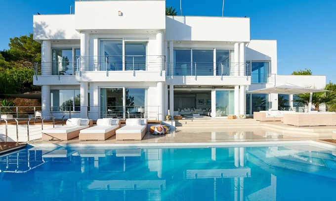 Siesta Villa | Lavish villa with infinity pool and views