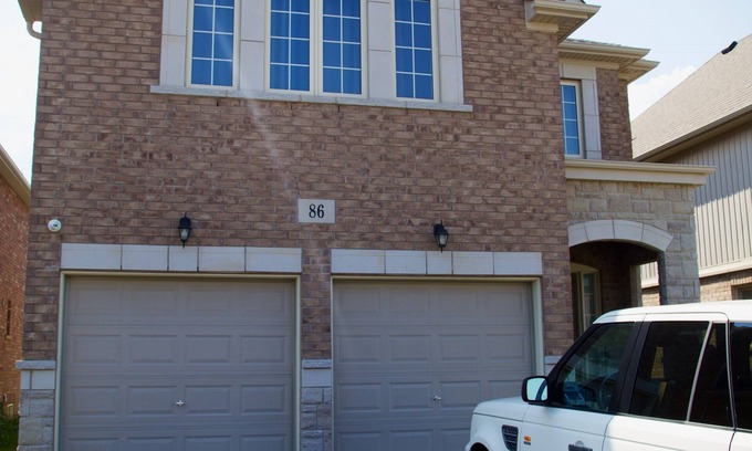 Thorold House | Lavishly furnished duplex. 4 bedrooms, 4 washrooms, accommodates up to 10 people