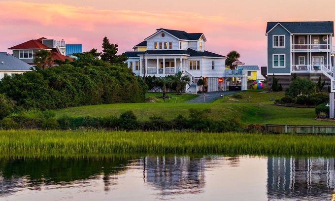 Oak Island House | LayLow: Oceanview, Hot Tub, Arcade, Mini-Golf 4BR/3BA Steps to Beach