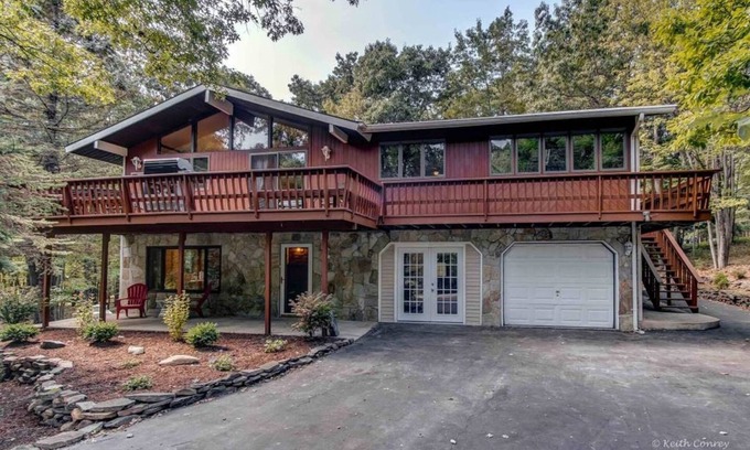 Briar Crest Woods House | Lazy Bear Lodge★Pool Table★Hot Tub★Ping Pong