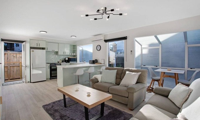 Pakuranga Heights House | Lazy Daze Retreat with Parking and Wi-fi