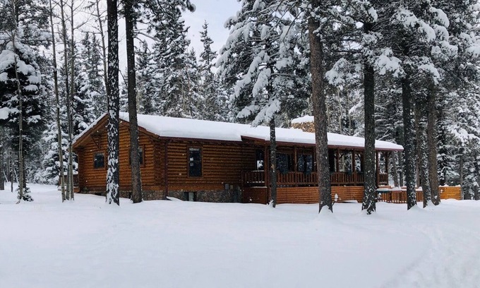 Angel Fire House | Lazy Dog Lodge is the quintessential log home in a ski and mountain bike resort